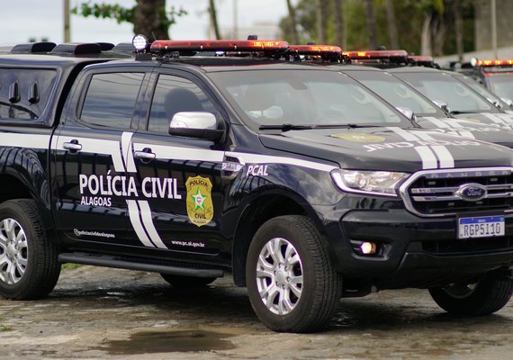 Foragido por espancar a esposa que pediu para diminuir volume de som é preso em Maceió