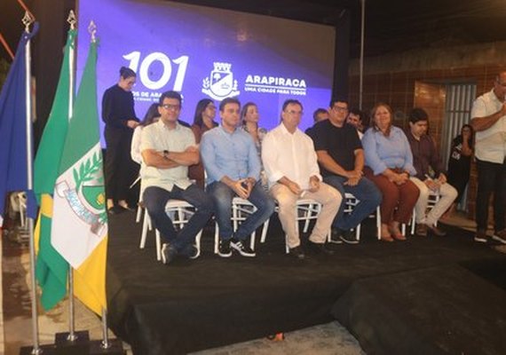 Luciano Barbosa inaugura praça reformada e nova Arapiraquinha, no Jardim Esperança, em Arapiraca