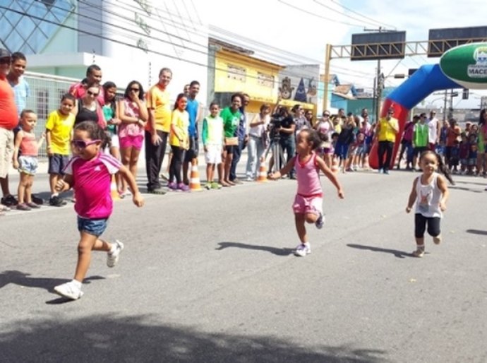 Crianças ganham espaço de lazer na Corrida Rosa realizada no domingo, 12
