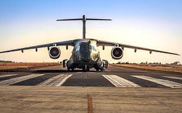 FAB intercepta avião clandestino vindo da Bolívia e suspeitos fogem após atear fogo na aeronave