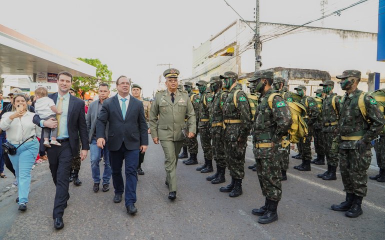 Prefeito Luciano Barbosa acompanha multidão no desfile de Emancipação Política de Arapiraca