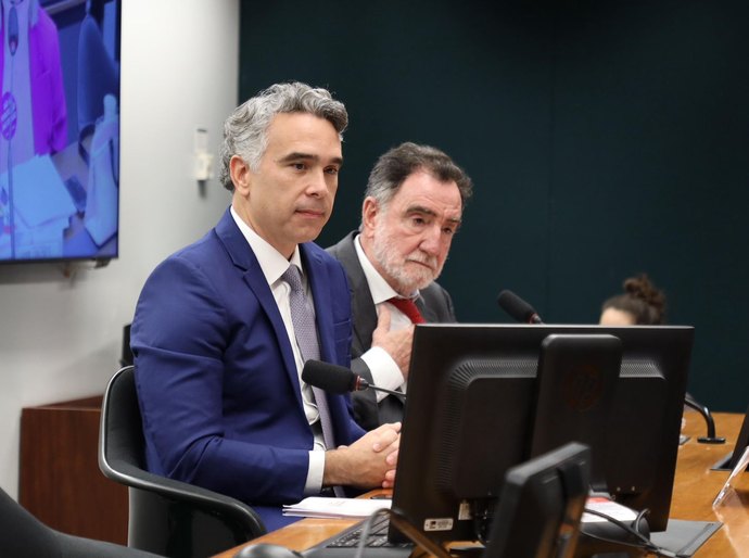 Rafael Brito aprova projeto que cria pré-vestibular para alunos de escolas públicas