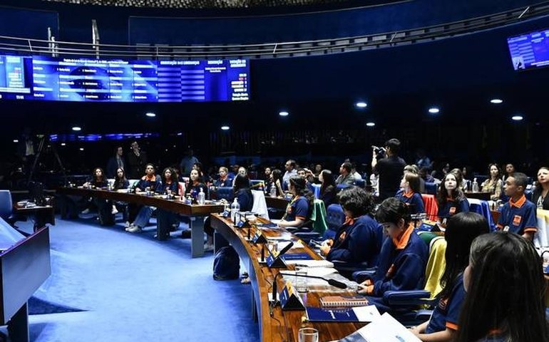 Jovens senadores e senadoras aprovam projetos de lei em plenário