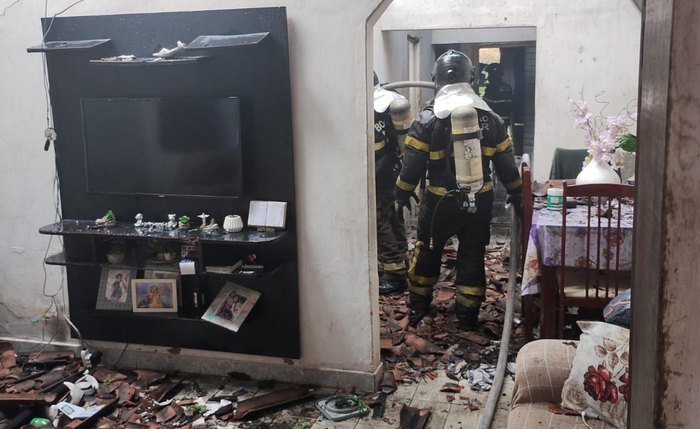 Militares do Bombeiros em atuação na ocorrência no bairro de Santo Amaro Militares do Bombeiros em atuação na ocorrência no bairro de Santo Amaro