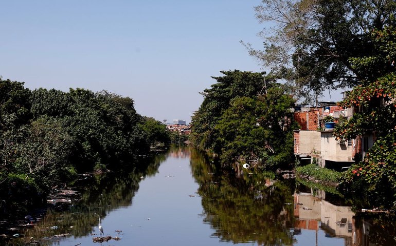 Rio: falta de saneamento em favelas confirma racismo ambiental