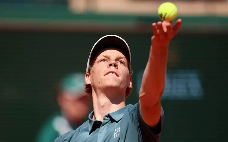 Sinner sofre, mas vence Machác e avança em Monte Carlo