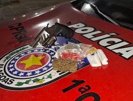 Homem tenta fugir da PM, mas é preso com arma e drogas em Anadia