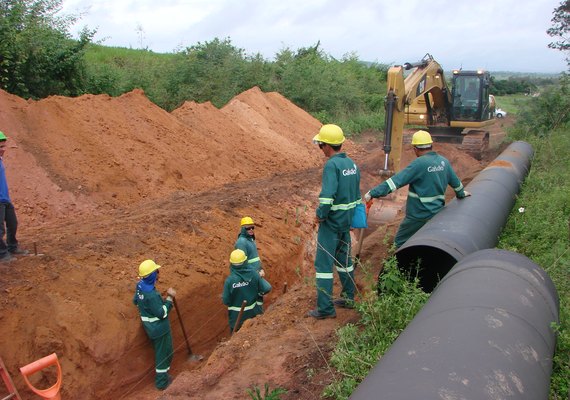 Marco Fireman vistoria obras da nova adutora do Agreste