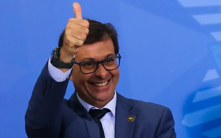 Moraes solta ex-ministro de Bolsonaro suspeito de tramar fuga de Mauro Cid