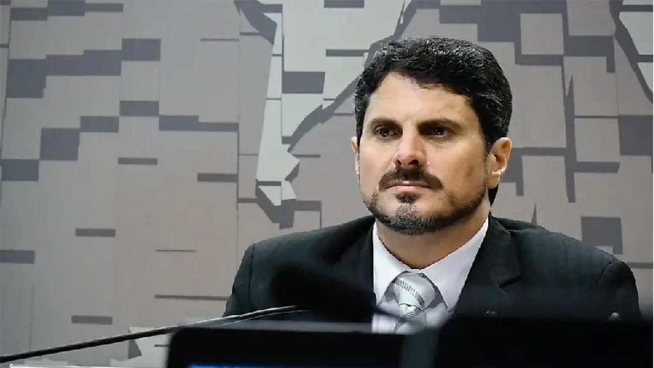 Senador Marcos do Val diz que Bolsonaro pressionou por golpe e que vai renunciar