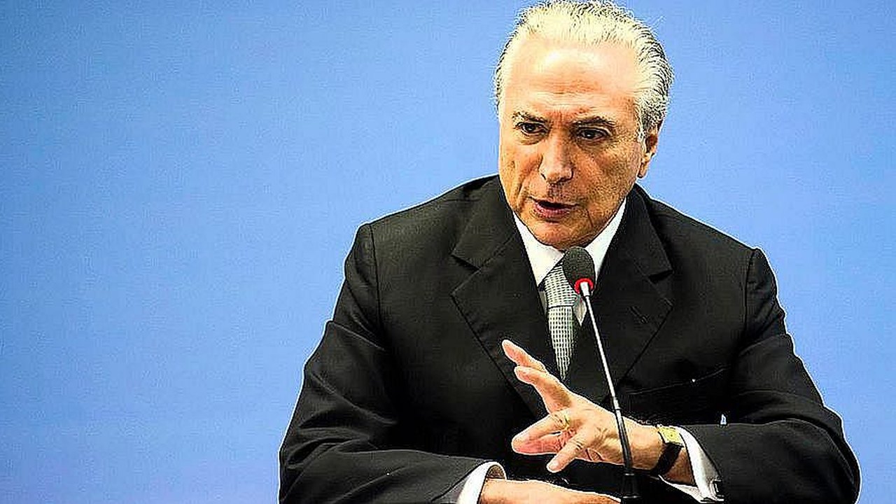 Temer testa positivo para covid e tem sintomas leves, diz assessoria