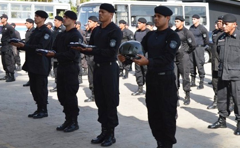 Bope presta homenagem às vítimas de acidente aéreo com entrega de bandeira