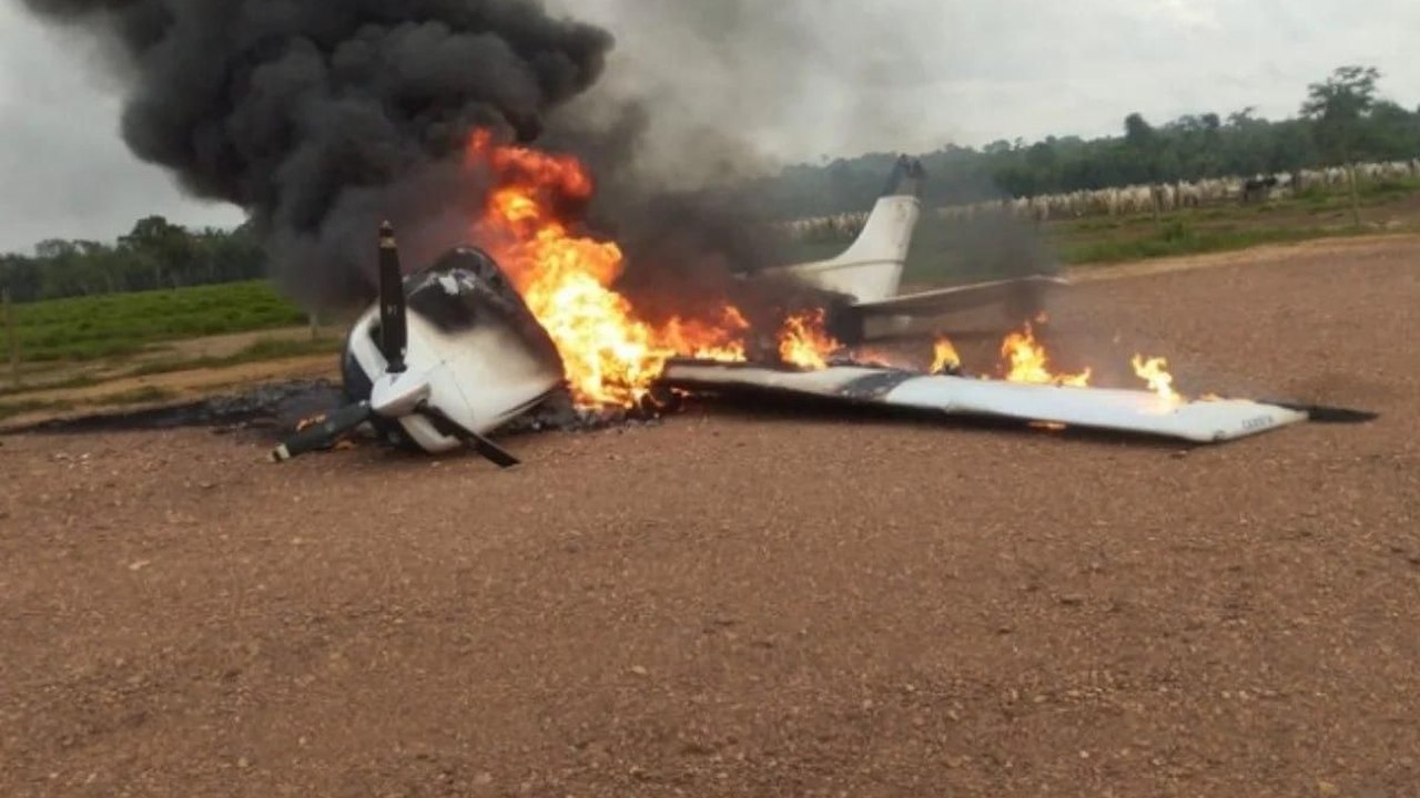 Piloto incendeia avião suspeito vindo da Bolívia e foge após cerco da FAB