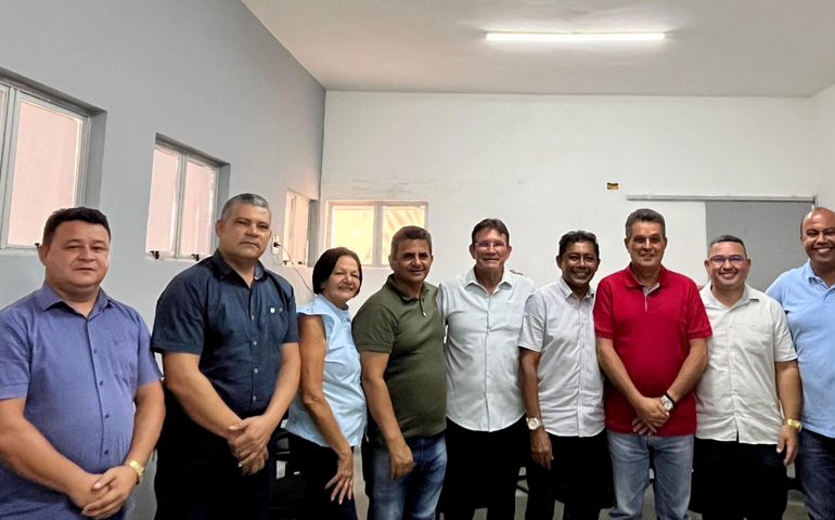 Prefeito e vice-prefeito de Branquinha se reúnem com vereadores