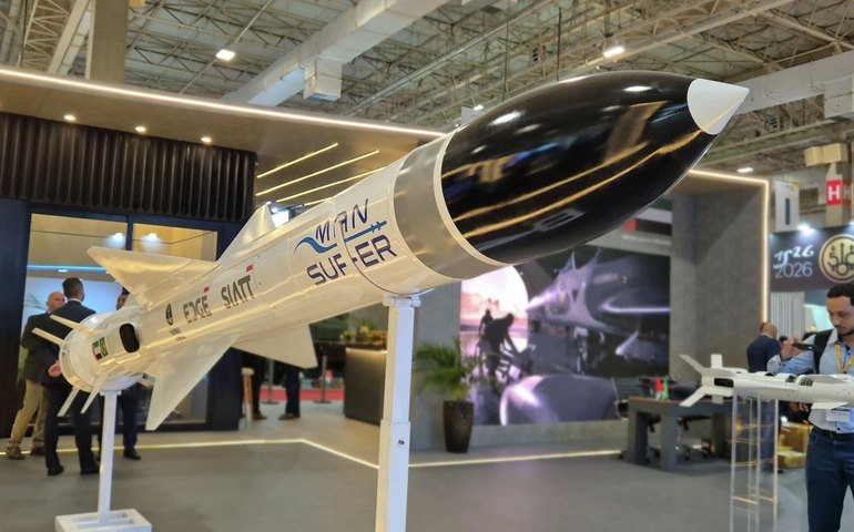 Marinha do Brasil apresenta míssil antinavio Mansup-ER na LAAD 2026