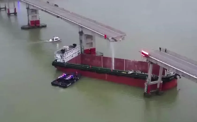 Cinco pessoas morrem após ponte desabar em colisão com navio na China; veja vídeo