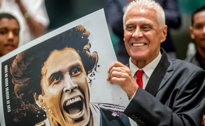 Roberto Dinamite exibe pôster feito pelo Vasco e que será colocado à venda para os torcedores
