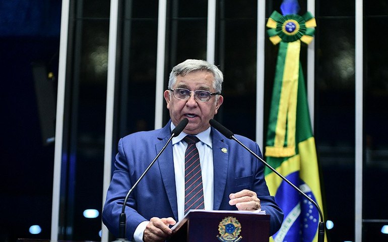 Izalci Lucas critica programa Pé-de-Meia após apontamentos do TCU