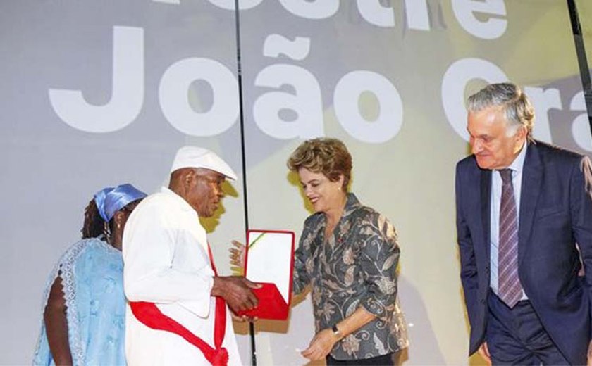 Brasil precisa continuar trilhando caminho da democracia, diz Dilma