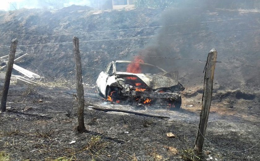 Carro bate em poste e pega fogo durante acidente na BR-316 em Atalaia