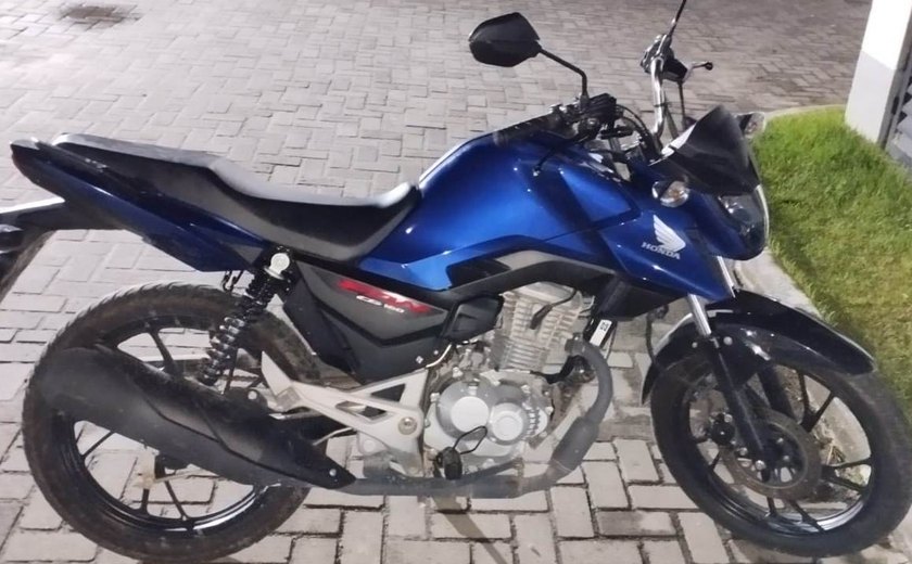 Dupla é presa pela PM por porte ilegal de arma de fogo e receptação em Maceió