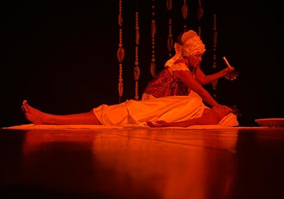 Espetáculo teatral gratuito aborda a criação do mundo a partir da visão de religiões de matriz africana