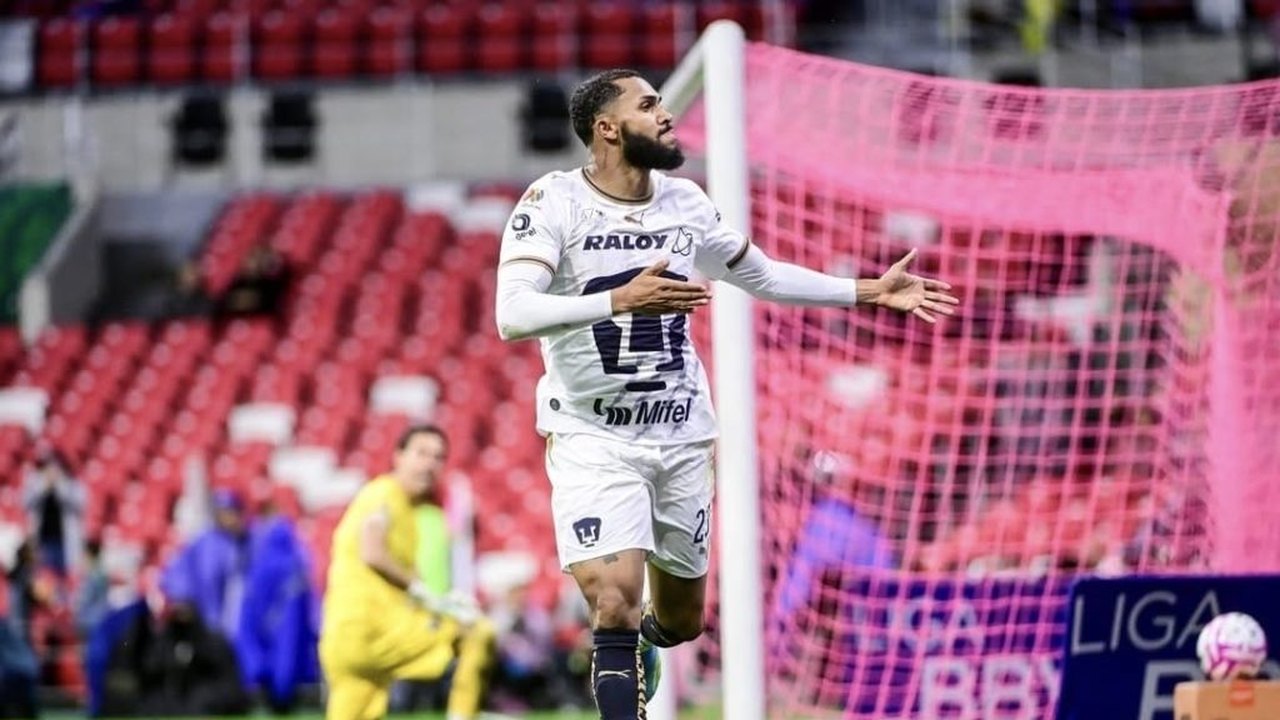 Juninho, ex-Flamengo, marca dois e garante vitória do Pumas no México