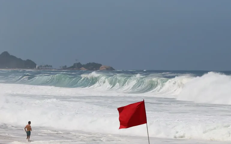 Marinha emite alerta de ressaca para Santos e outras praias; ondas podem chegar a 4 metros