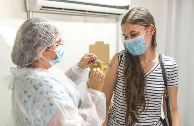 Saúde inicia campanha de vacinação contra HPV nas escolas nesta segunda (21)