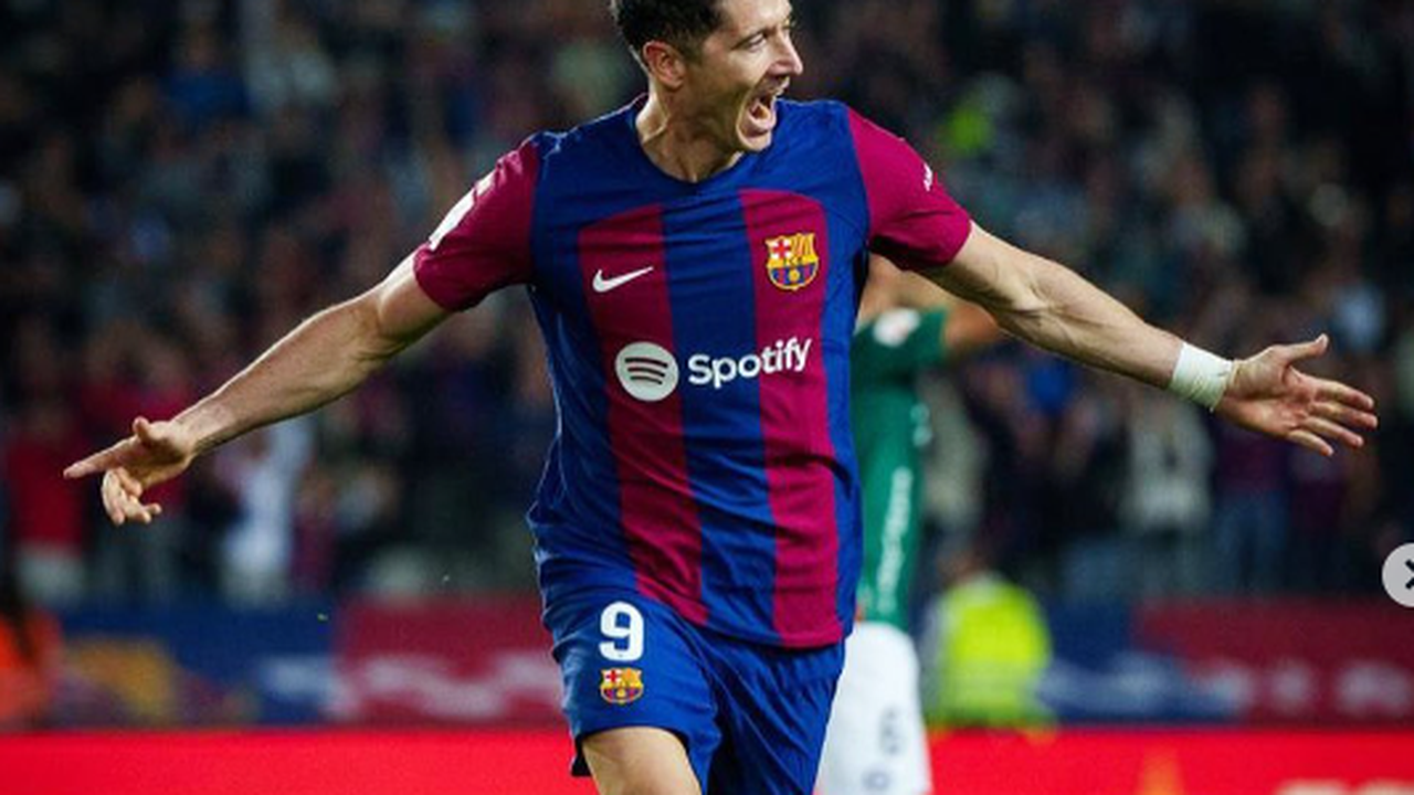 Lewandowski marca duas vezes e Barcelona vence Alavés de virada no Espanhol