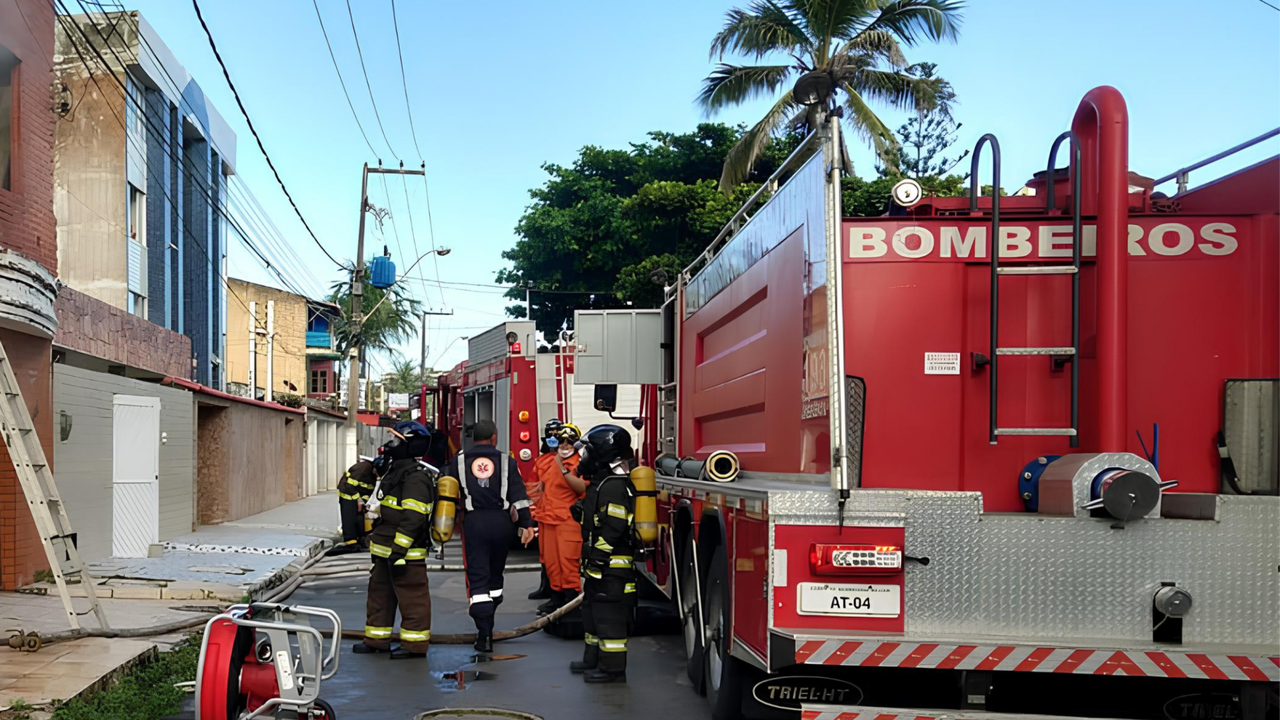 Corpo de Bombeiros atua em colisão de caminhão contra poste e muro de residência em Maceió