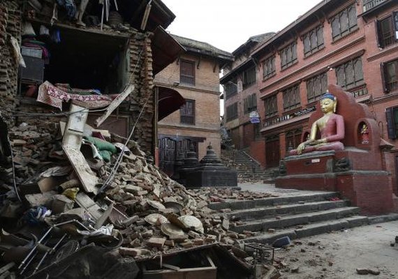 Três mulheres nepalesas são resgatadas com vida oito dias após terremoto