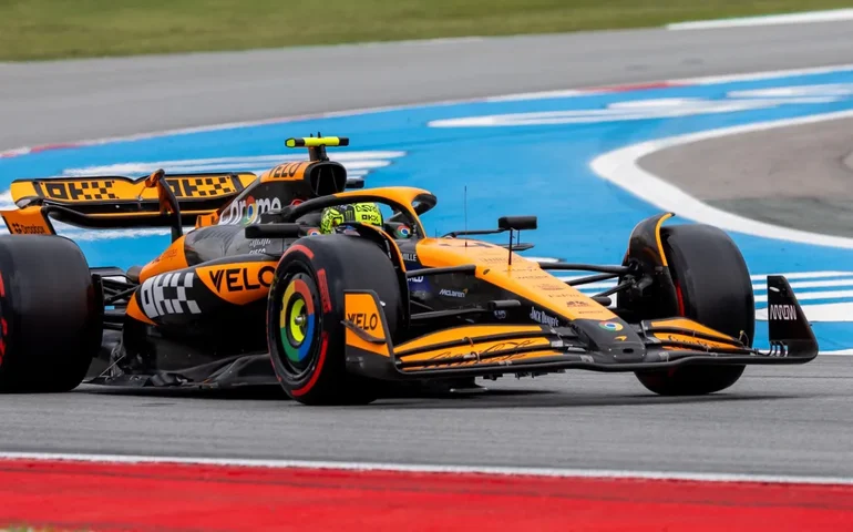 Norris desbanca Leclerc e comanda 2º treino livre do GP de Cingapura; Verstappen é 15º