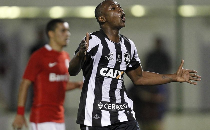 Botafogo derrota o Internacional e entra no G-6