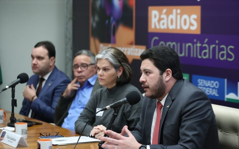 Governo anuncia decreto para beneficiar rádios comunitárias em lançamento de frente parlamentar em defesa das emissoras