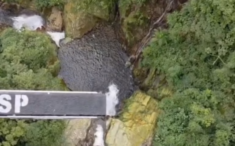 Helicóptero da PM resgata dois homens perdidos em trilha em São Paulo