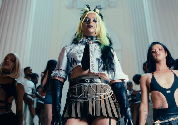 Drag queen Jade Zolita volta aos palcos com novo single e videoclipe gravado em Maceió