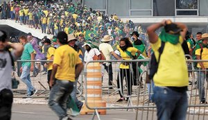 Invasores diante do Palácio do Planalto durante o 8 de janeiro de 2023 — Foto: Cristiano Mariz/08.01.2023