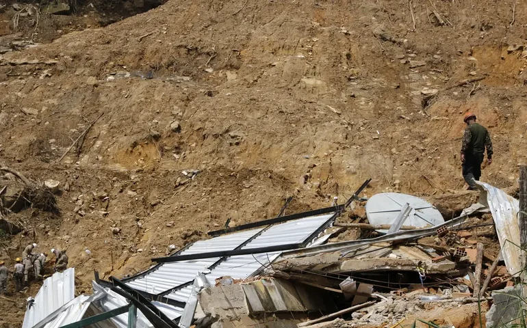 Cemaden sobe risco de deslizamentos para 'muito alto' no litoral do RJ; veja o alerta para SP