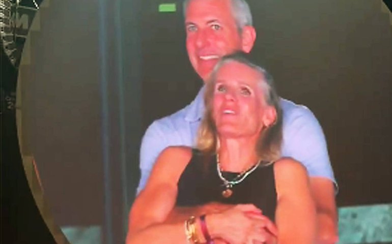CEO flagrado com suposta amante em show do Coldplay renuncia ao cargo