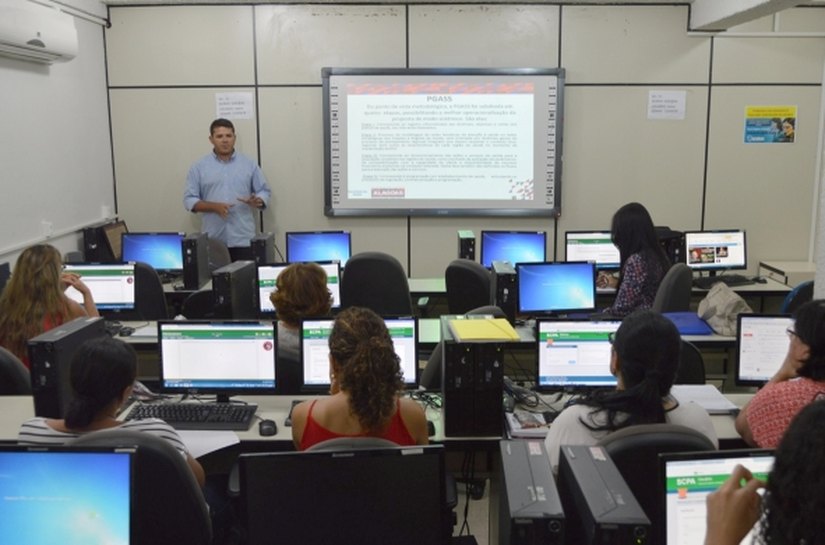 Escola de Governo prorroga edital de cadastro de instrutores