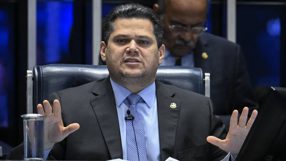 Alcolumbre joga votação do fim da escala 6×1 para depois do primeiro turno