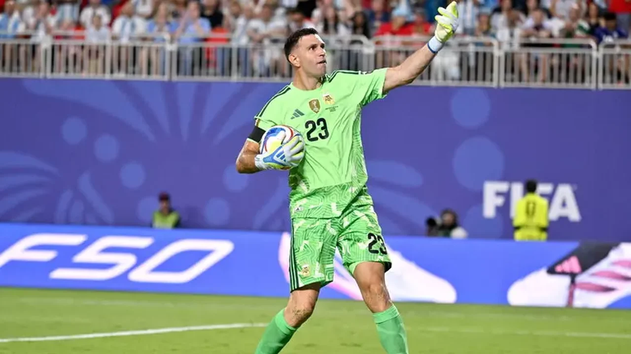 Aston Villa descarta transferência de Dibu Martínez para Juventus