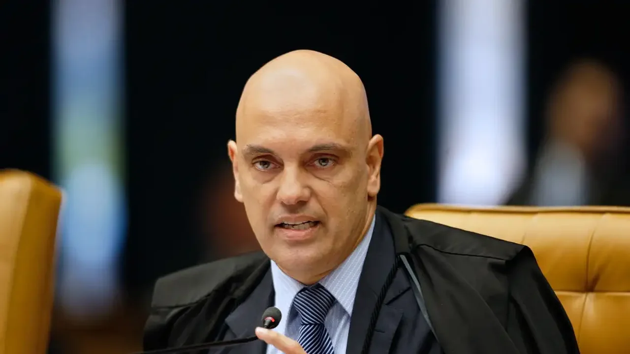 Moraes suspende medida da Prefeitura de SP que exige seguro adicional para moto de aplicativo