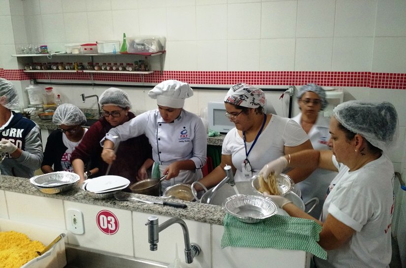 Gastronomia do Bem: alunos da FAT produzem e distribuem refeições para vítimas das enchentes