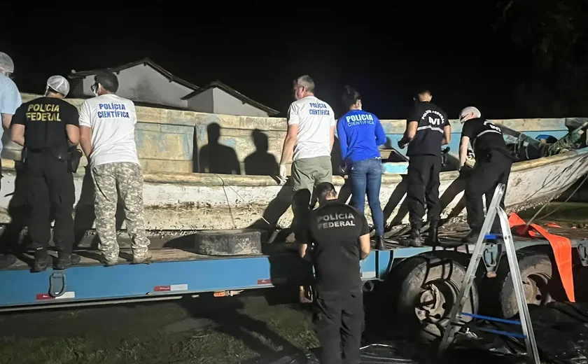 Nove corpos retirados de embarcação à deriva no Pará serão sepultados