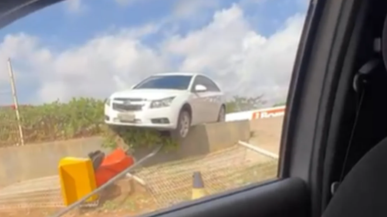 Carro fica 'pendurado' em mureta após acidente na AL-115, em Arapiraca