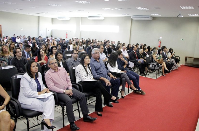 Emoção de familiares marca solenidade de juramento dos novos advogados