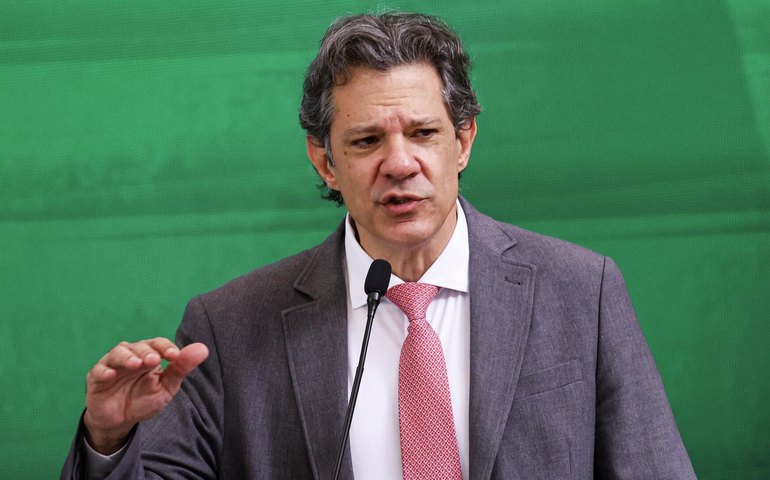 Conflito no Irã e privatização das refinarias da Petrobras impulsionam alta dos combustíveis, aponta Haddad