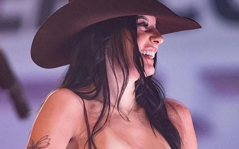 Uso de cola na orelha, como faz Ana Castela, pode ser prejudicial à saúde; veja o que dizem especialistas